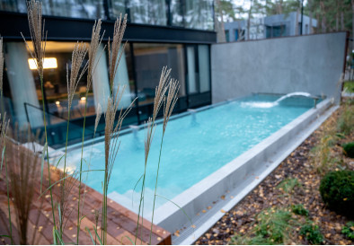 Individuelt projekt af sauna, udendørs pool, hældeanordning og spabad