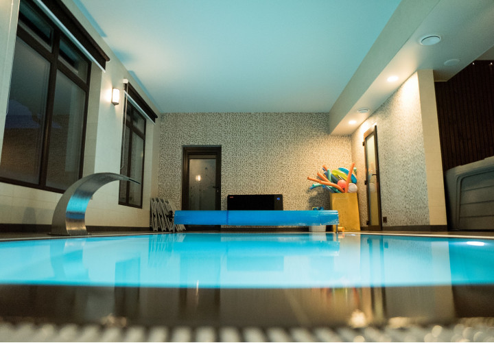 Swimmingpool og saunaer i gården "Vila Kalniškiai"