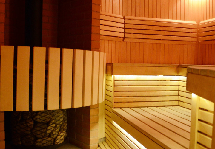 Traditionel sauna med brændeovn