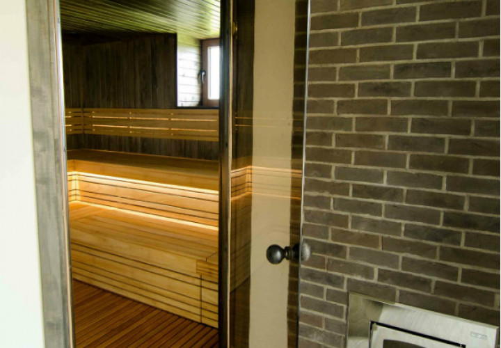 Sauna med mørkt tonet interiør og vindue