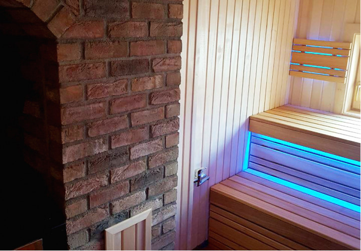 Sauna med varmelagrende varmelegeme og vindue