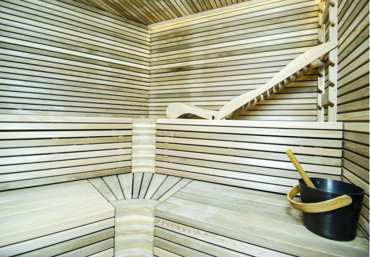 Sauna med ergonomisk bænk og cedertræ