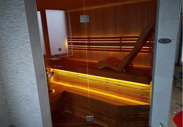 Sauna med ergonomisk bænk og Abachi-træ