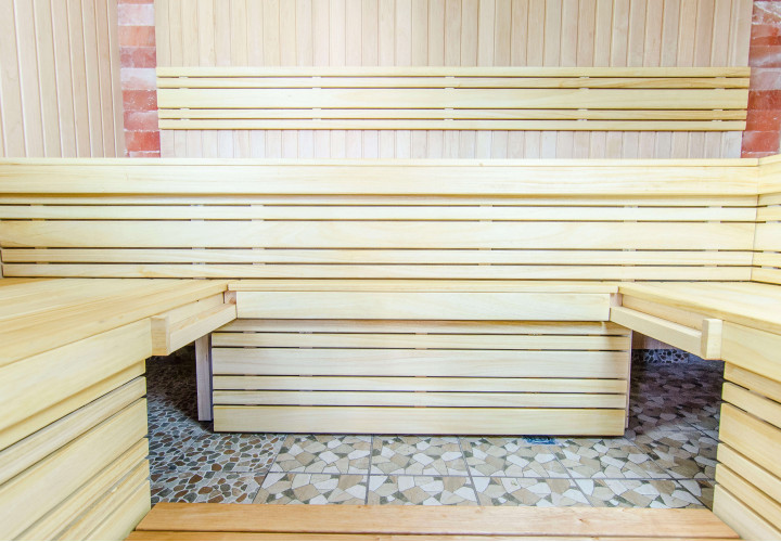 Sauna med Himalayasaltvæg og glidebænk