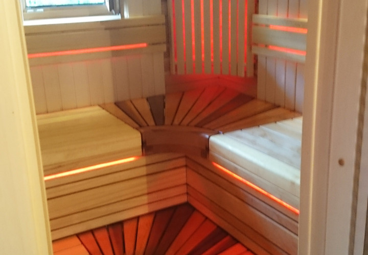 Sauna med lukket varmelegeme og vindue
