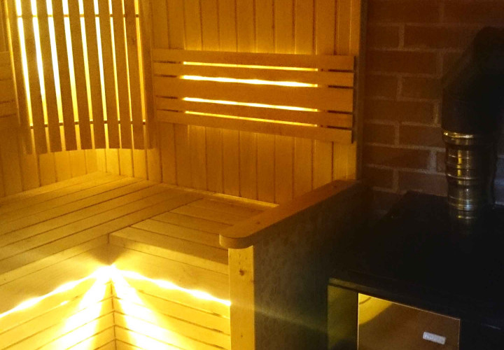 Sauna med lukket varmelegeme til blød damp