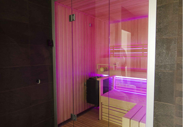 Sauna med farvet LED-belysning og lydsystem