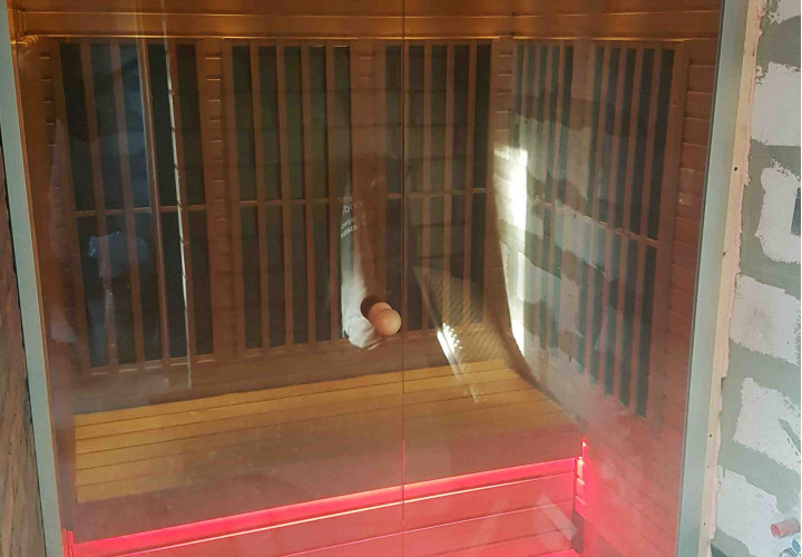 Infrarød sauna med glasfront og LED-belysning