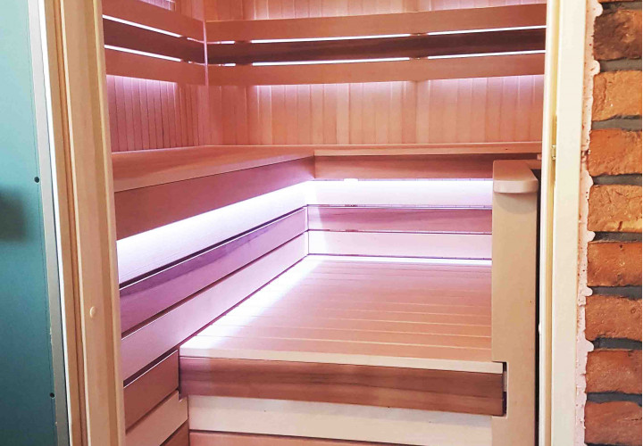 Sauna med brændeovn og ekstern ildkammer