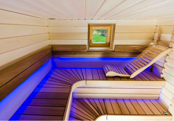 Sauna med varmelagrende varmelegeme og ekstern ildkammer