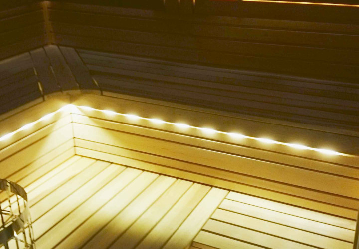 Sauna med integreret cylindrisk varmelegeme