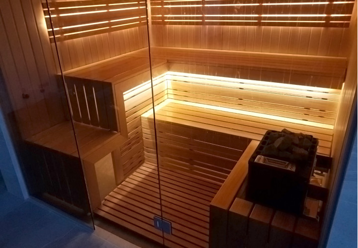 Sauna med glasfacade og pooludsigt