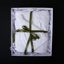 Gavesæt til hende - HVID, 75x140 cm, i gaveæske. Forklæde og hat til sauna 