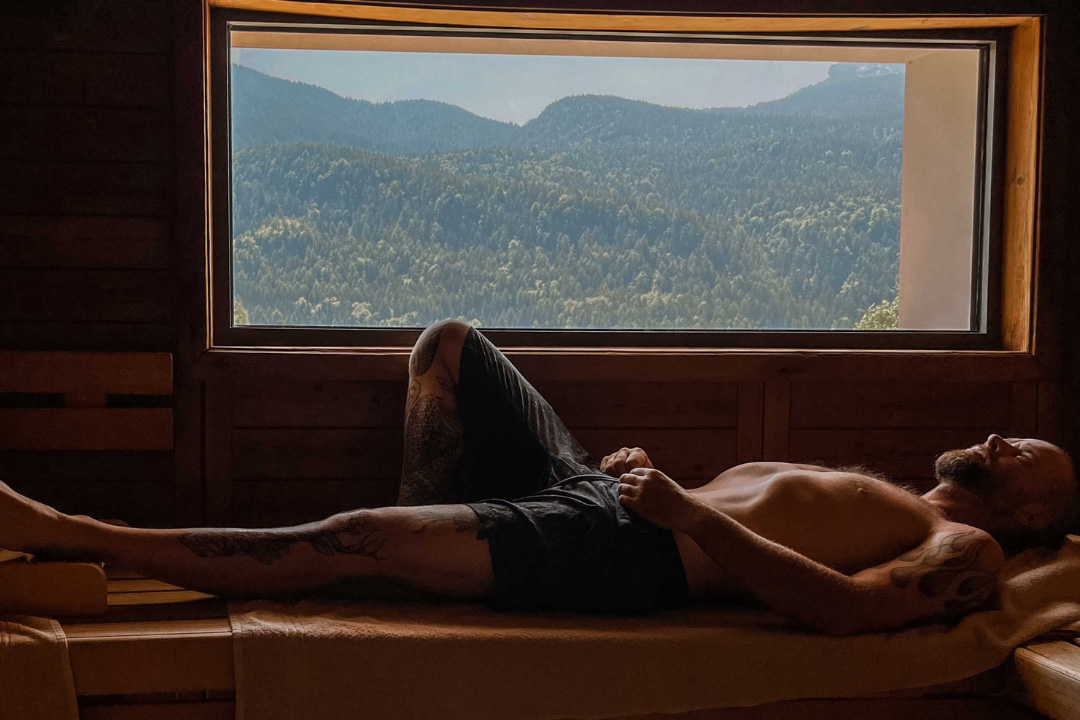 En mand hviler sig i en sauna