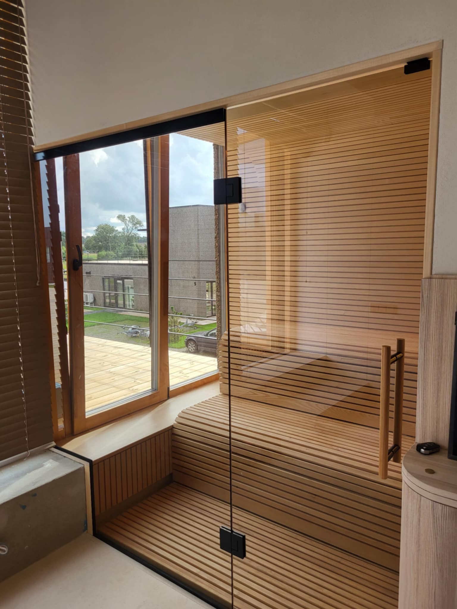 Vindue og glasvæg i sauna