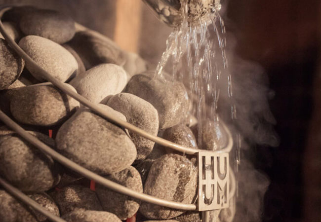 Må man hælde vand på en elektrisk saunaovn? Korrekt brug og almindelige fejl