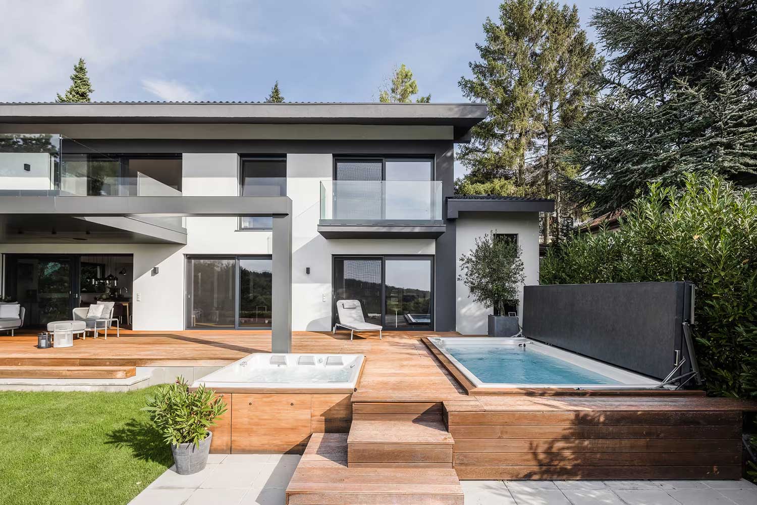 USSPA spa- og svømmespa-pools med hævede overdækninger installeret ved siden af terrassen på et moderne hus