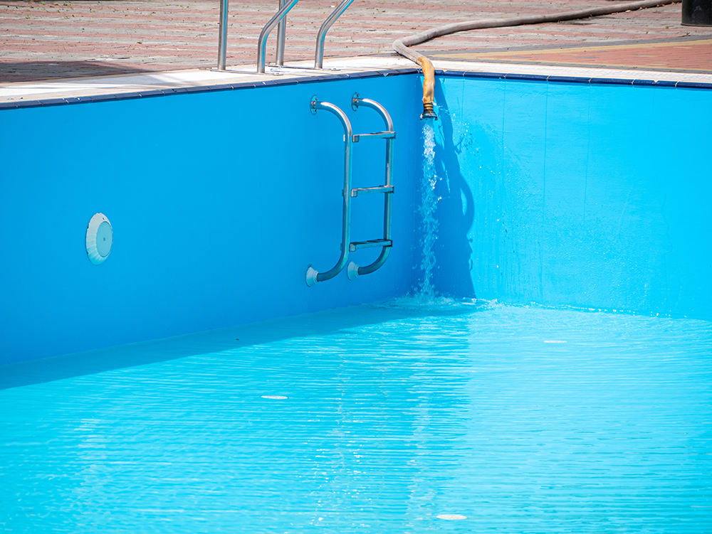 vand fyldes i en udendørs pool