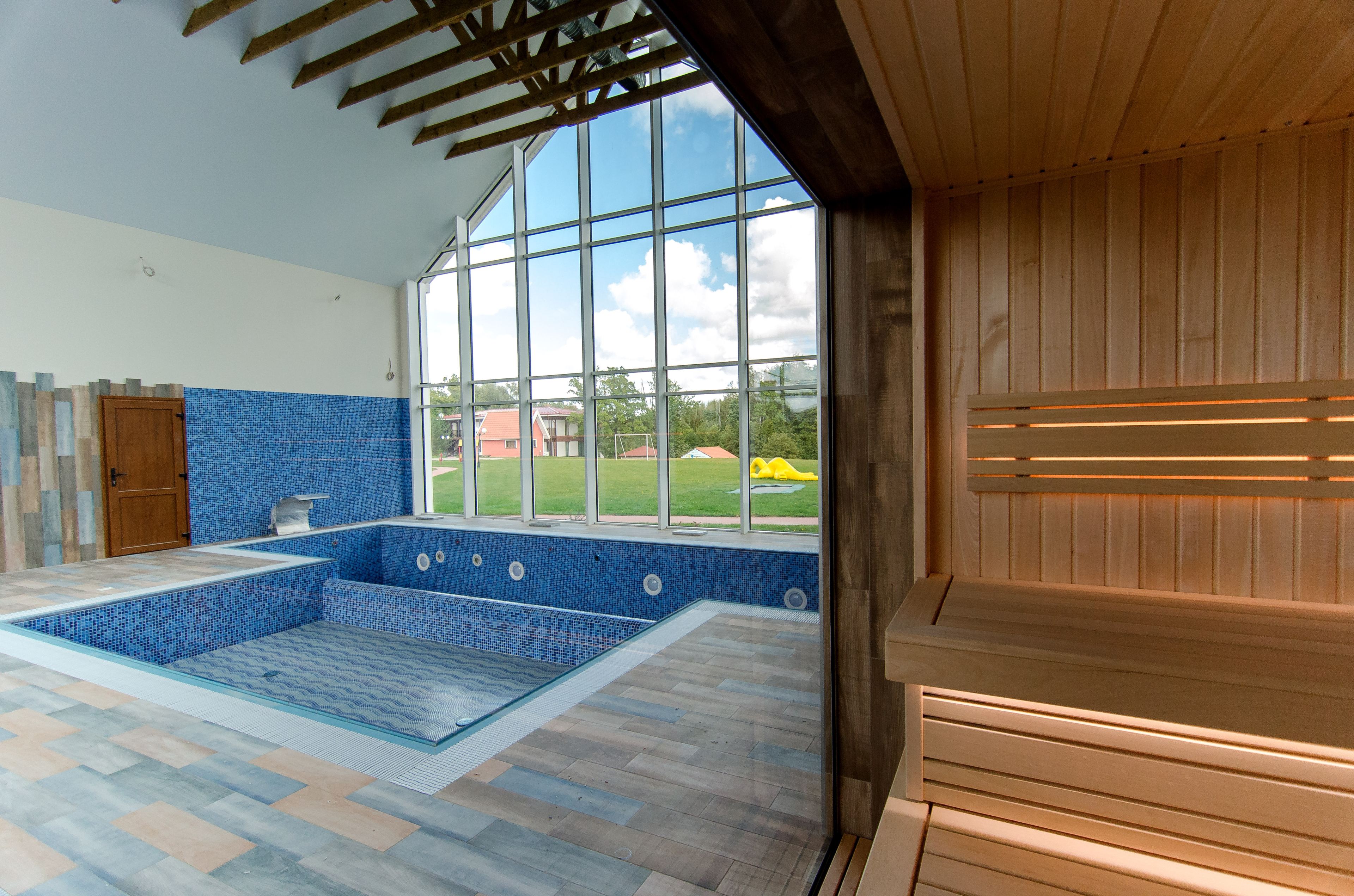 Indendørs pool og sauna