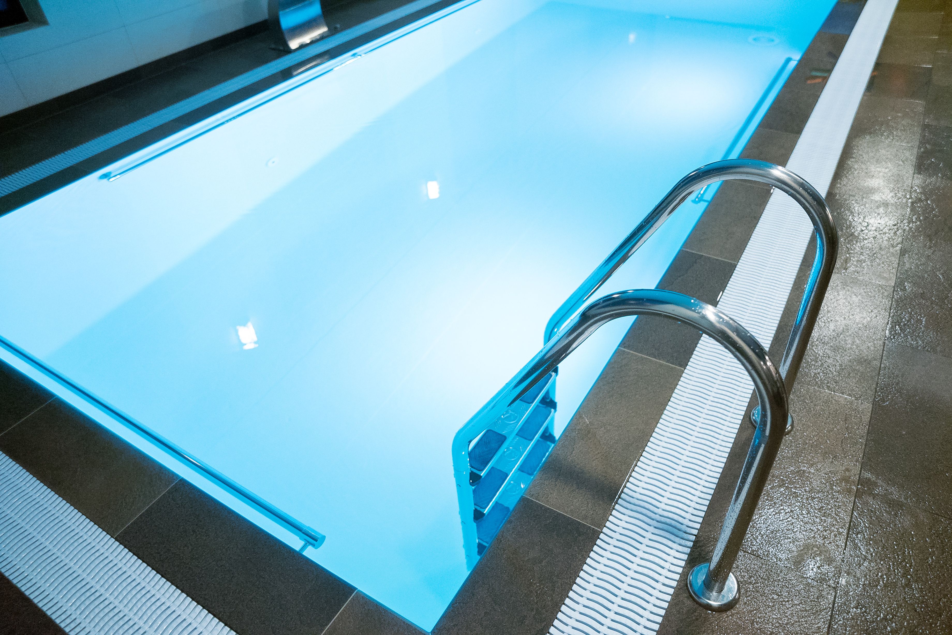Poolstige og indvendig beklædning