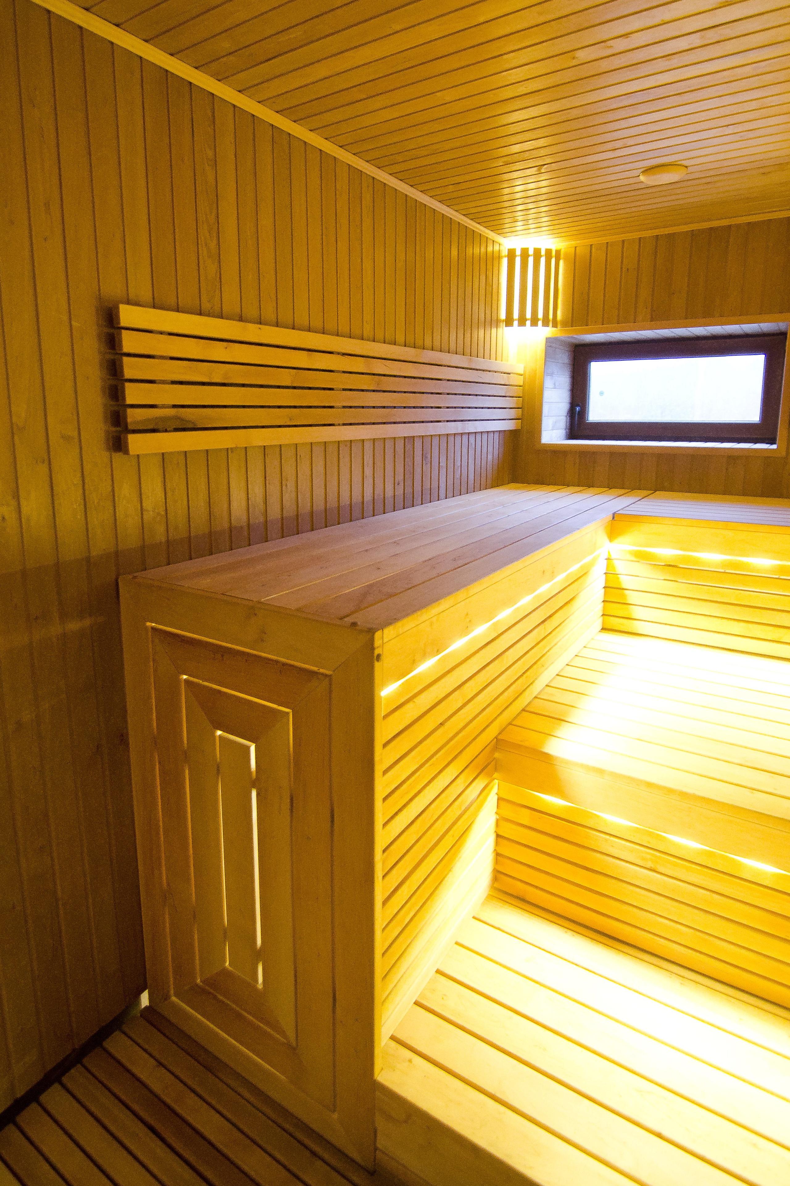 Sauna med tre-etagers elletræsbænke