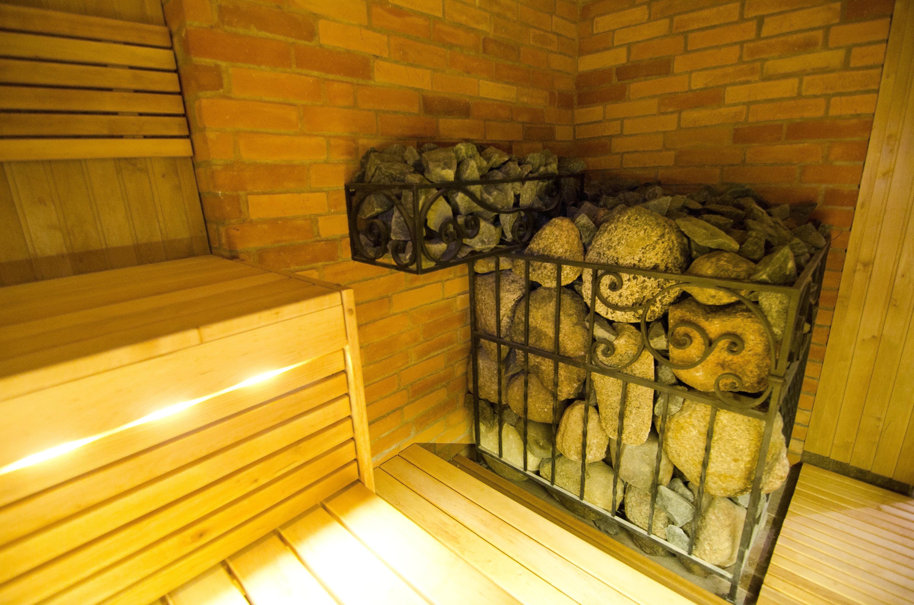Sauna med tre-etagers elletræsbænke