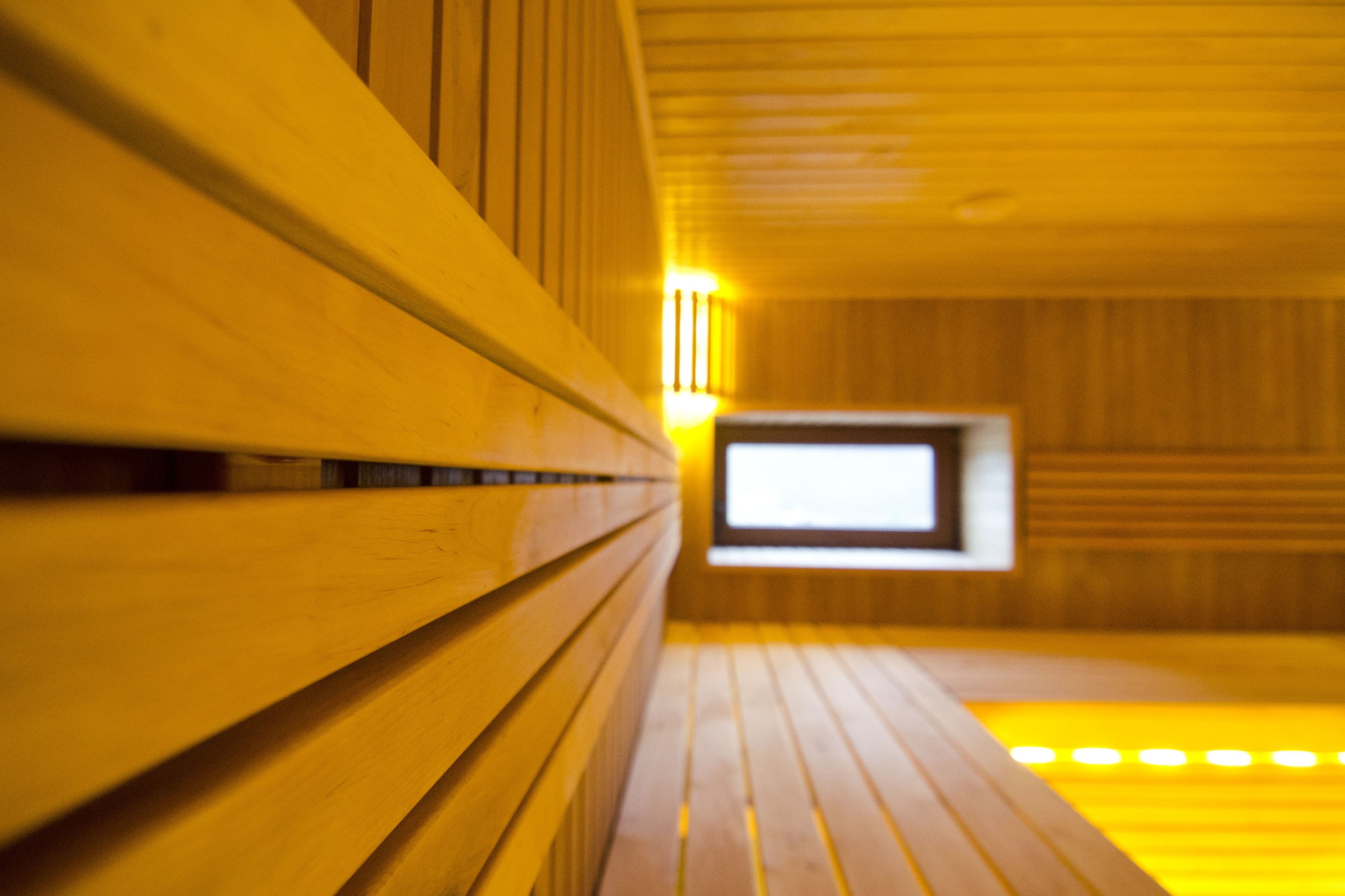 Sauna med tre-etagers elletræsbænke