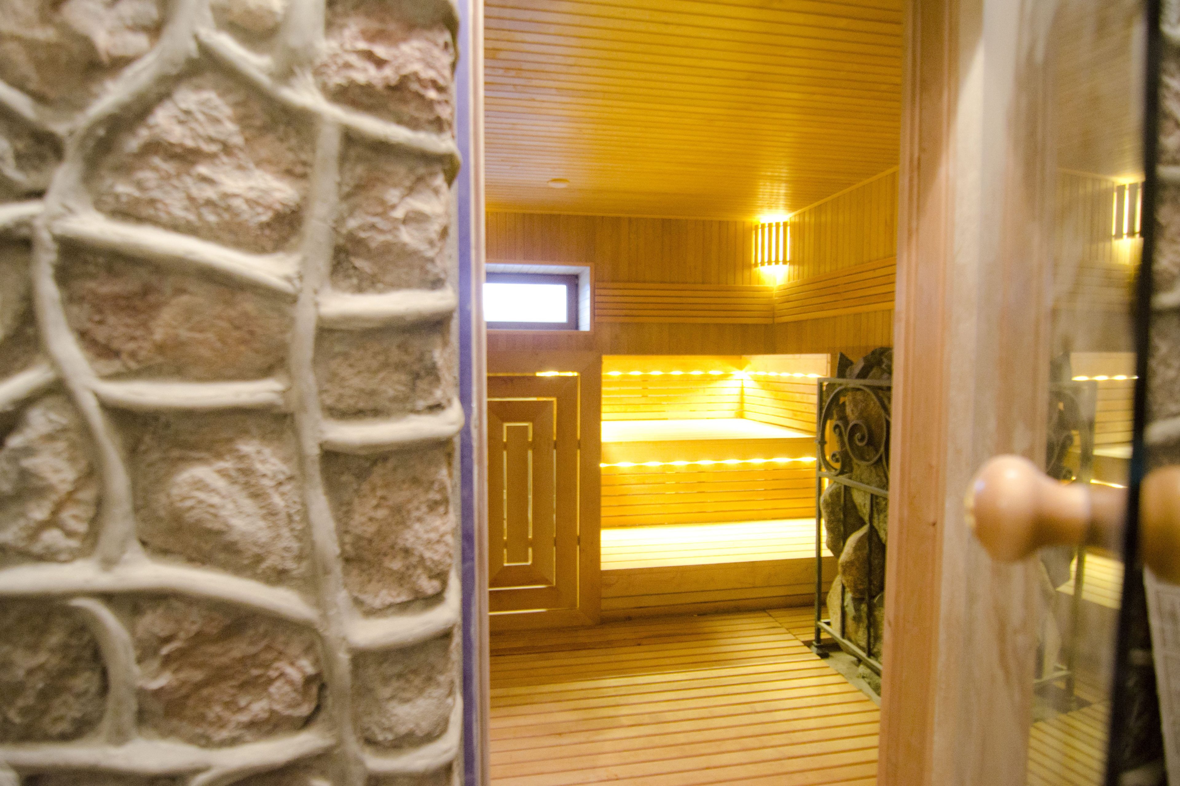Sauna med tre-etagers elletræsbænke