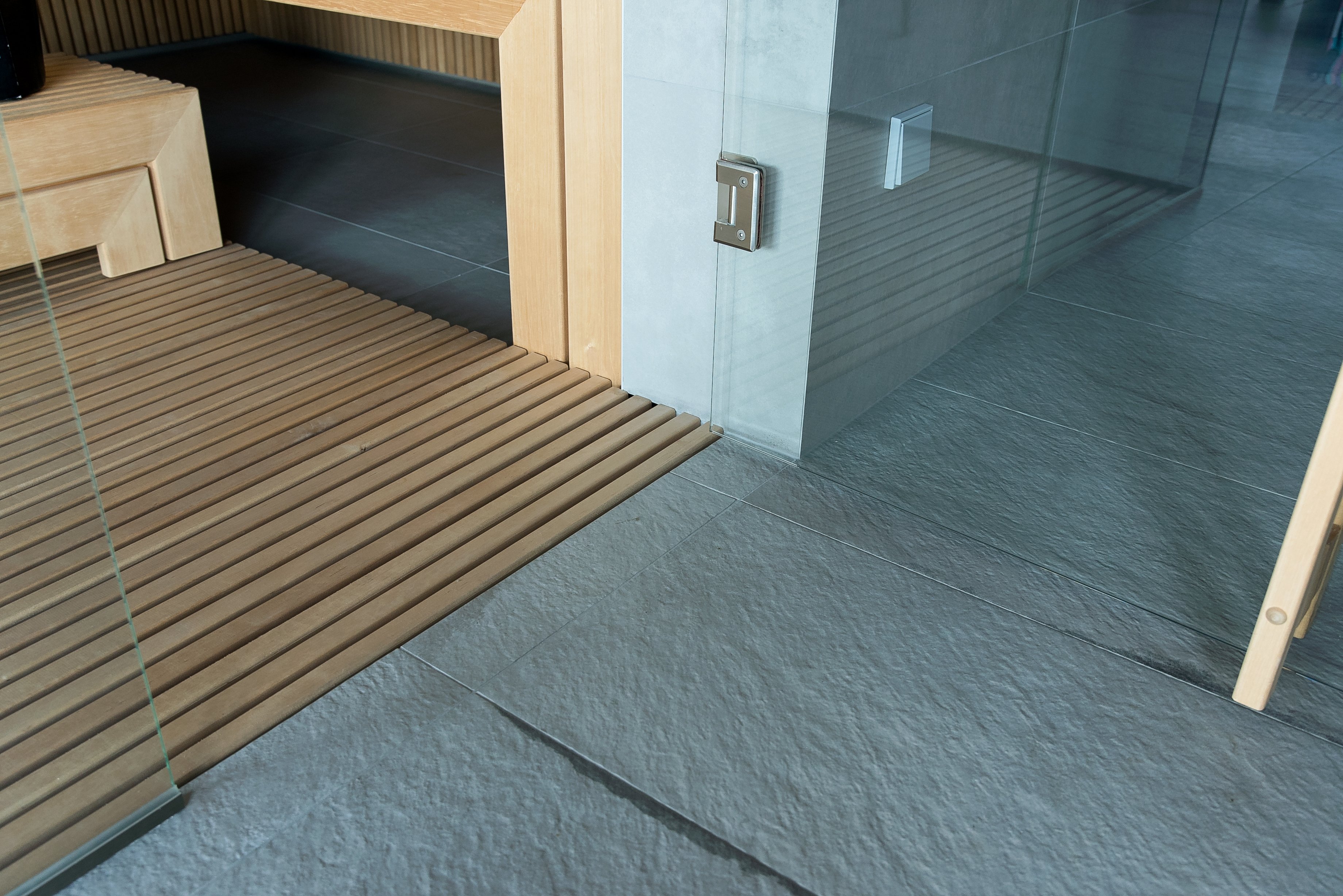 Moderne sauna med dampfunktion og glasfront
