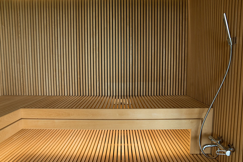 Moderne sauna med dampfunktion og glasfront