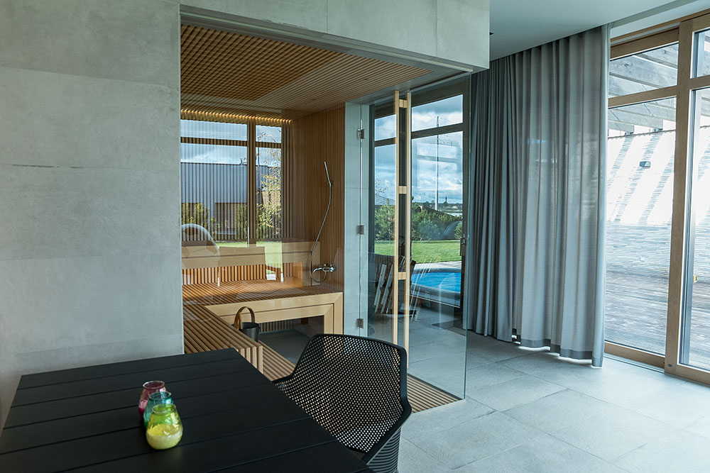 Moderne sauna med dampfunktion og glasfront