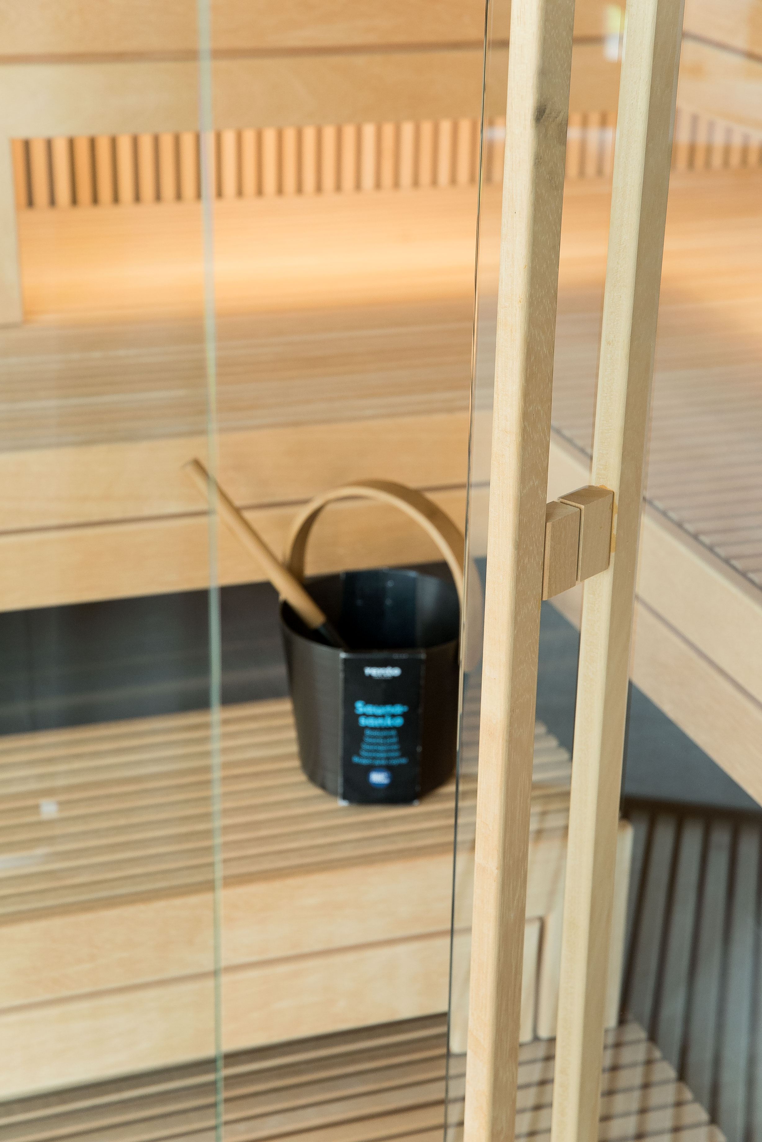 Moderne sauna med dampfunktion og glasfront