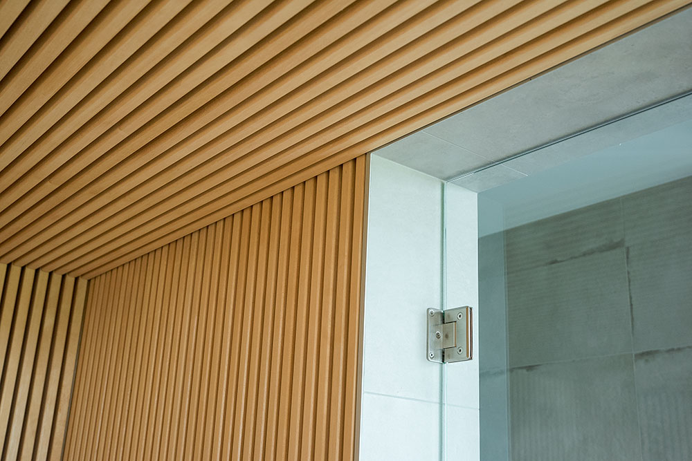 Moderne sauna med dampfunktion og glasfront