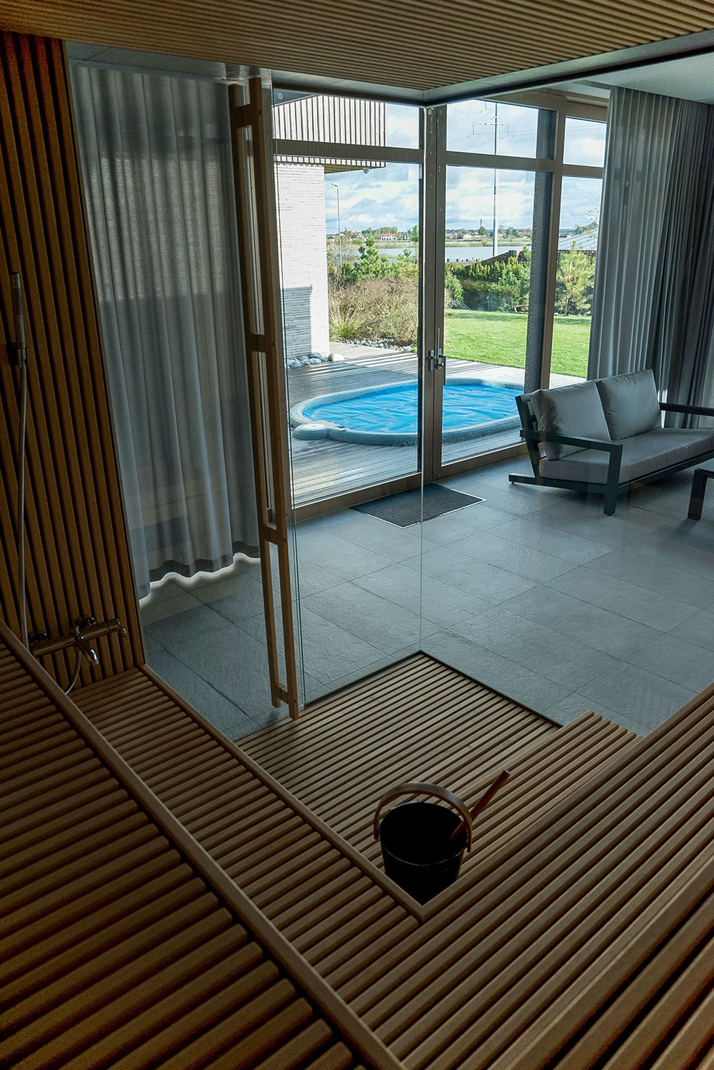 Moderne sauna med dampfunktion og glasfront