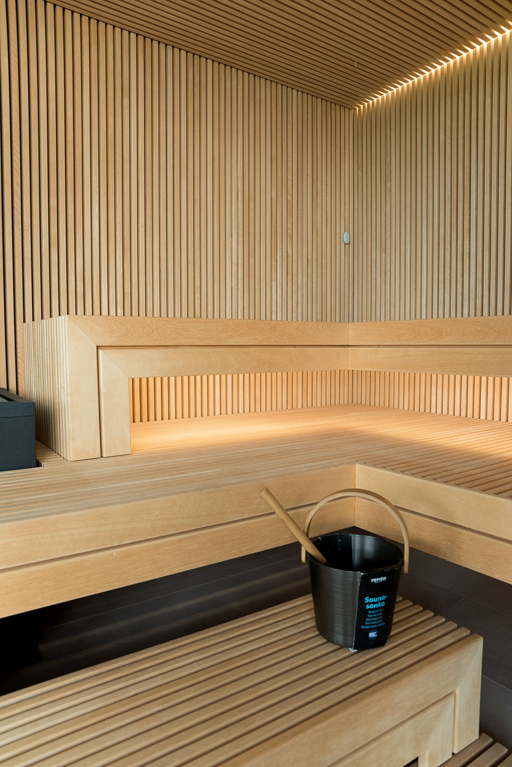 Moderne sauna med dampfunktion og glasfront