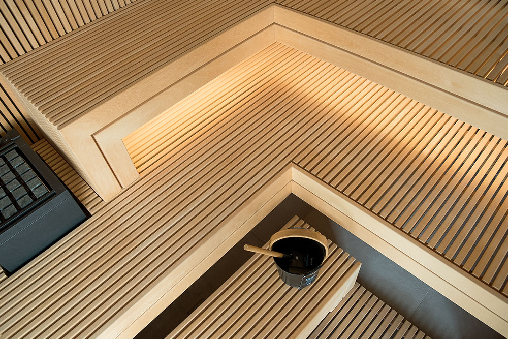 Moderne sauna med dampfunktion og glasfront