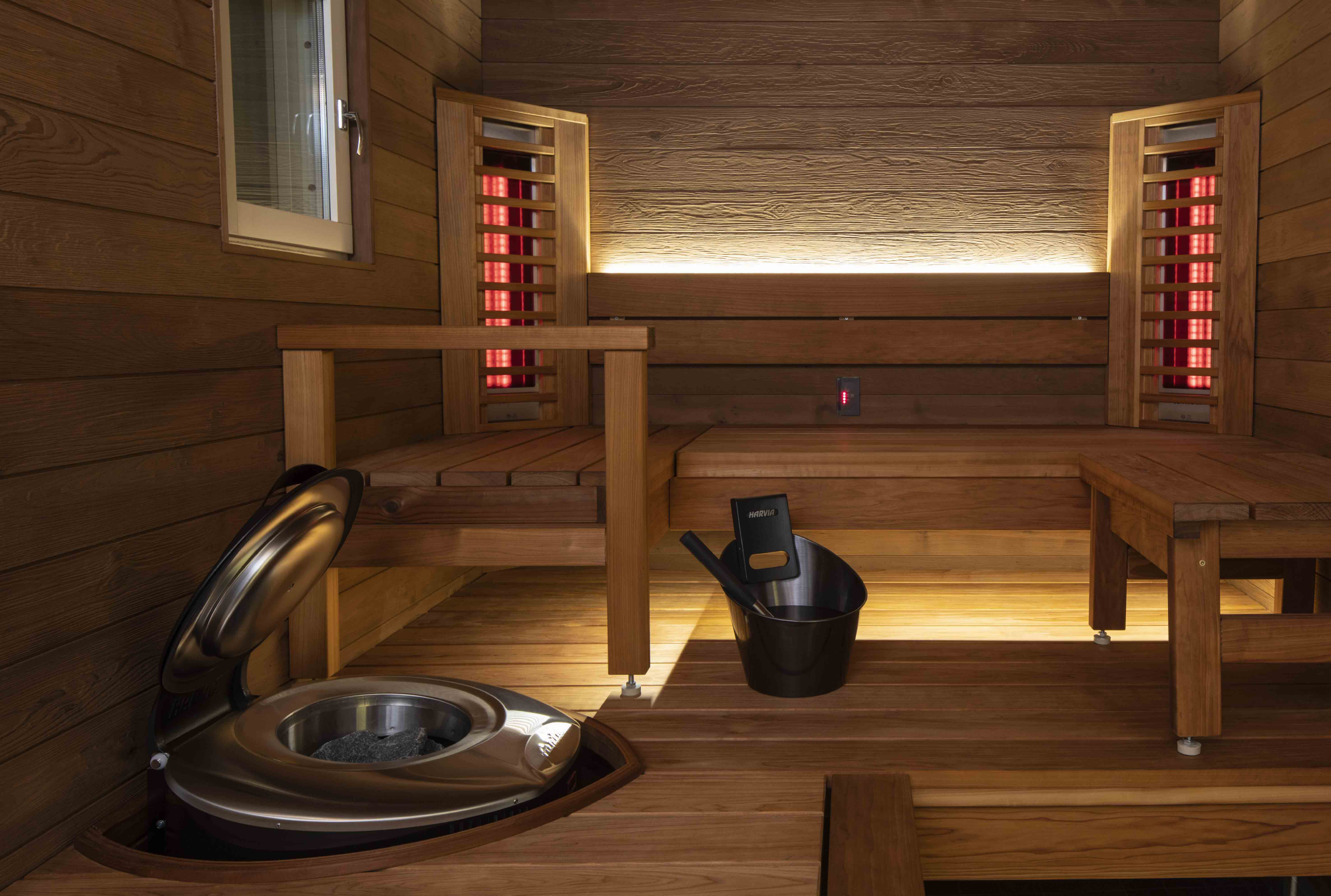 Infrarød sauna med træbænke, varmeelementer og en brændeovn til afslapning og velvære