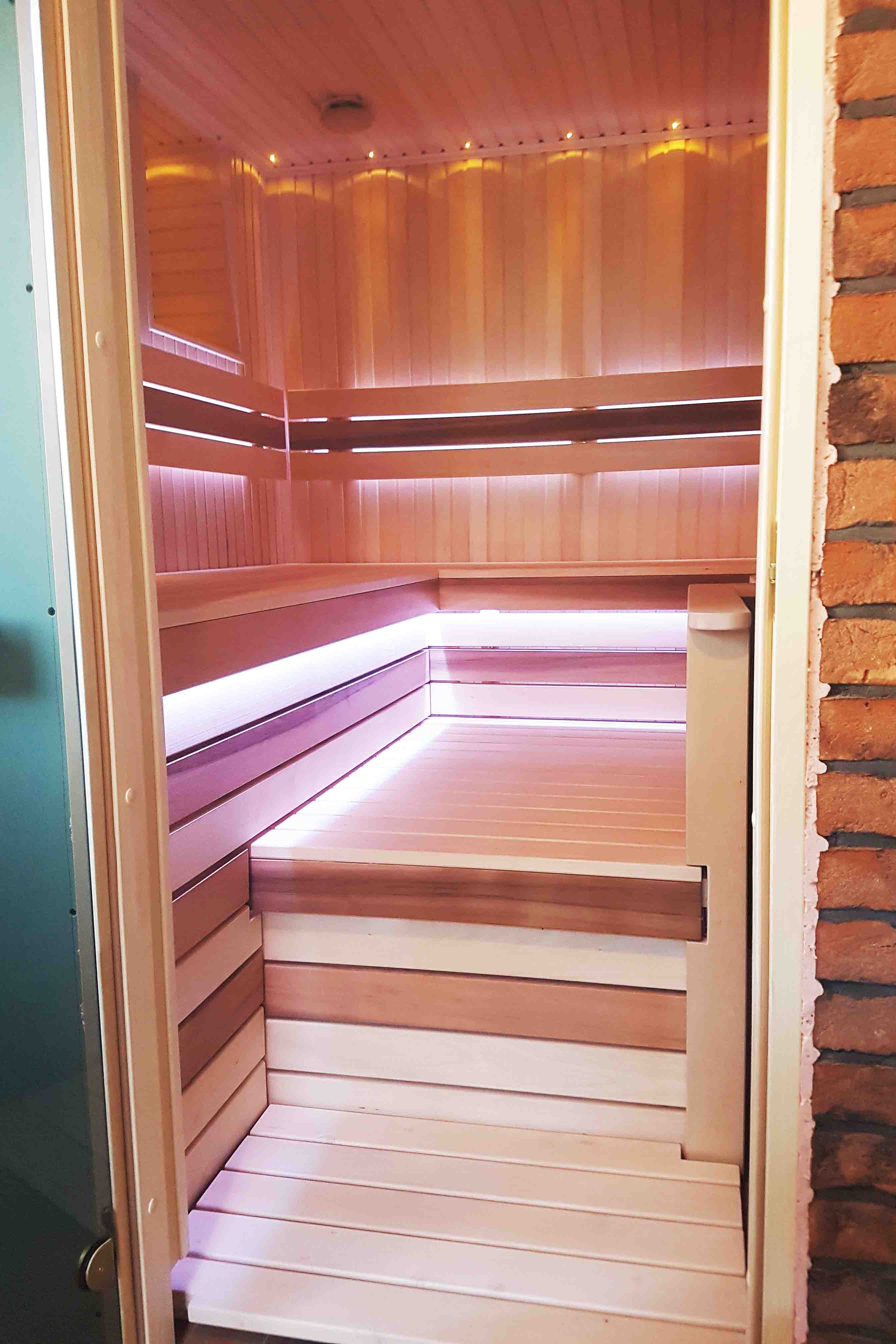 Sauna med brændeovn og ekstern ildkammer