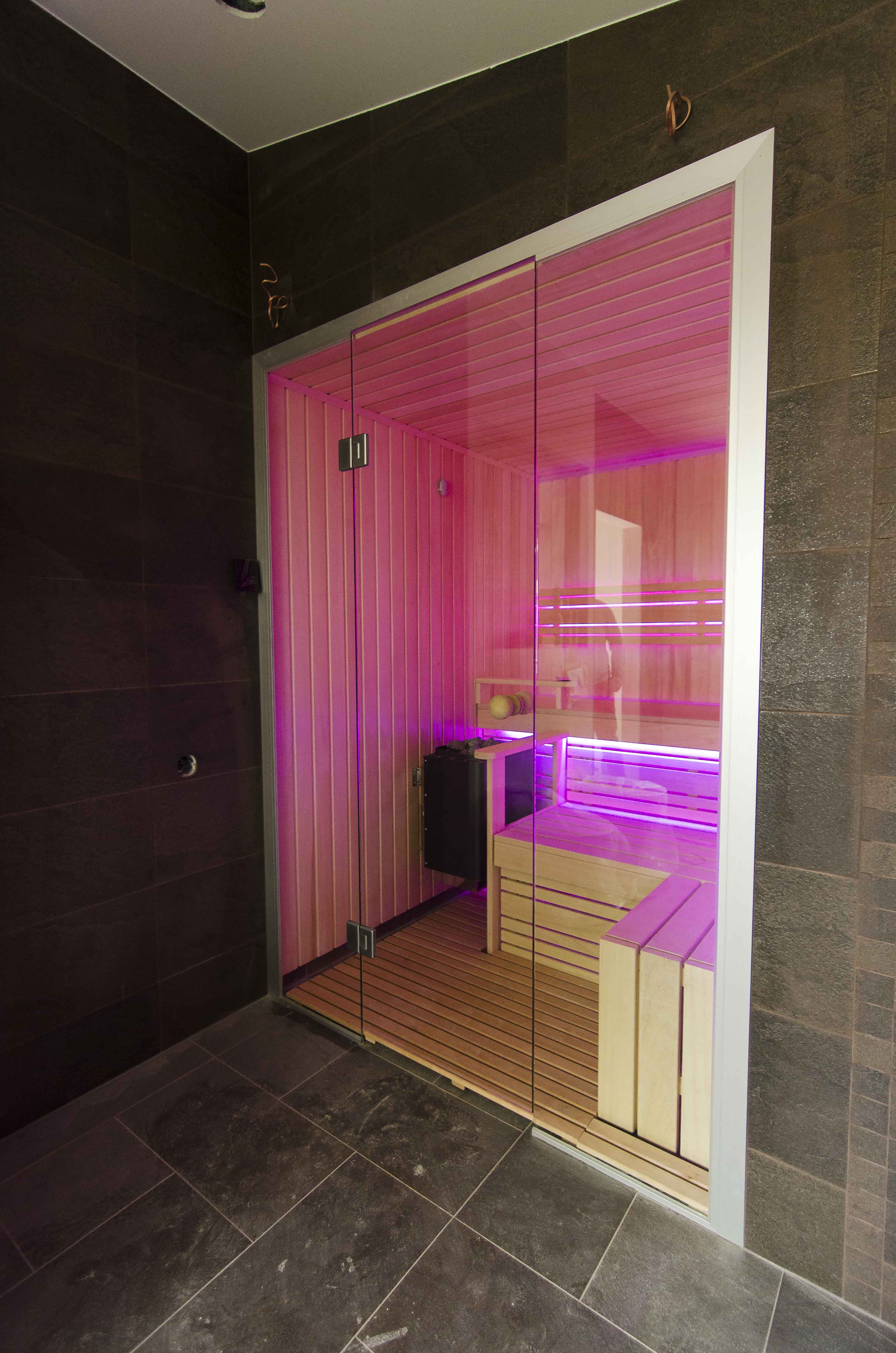 Sauna med farvet LED-belysning og lydsystem