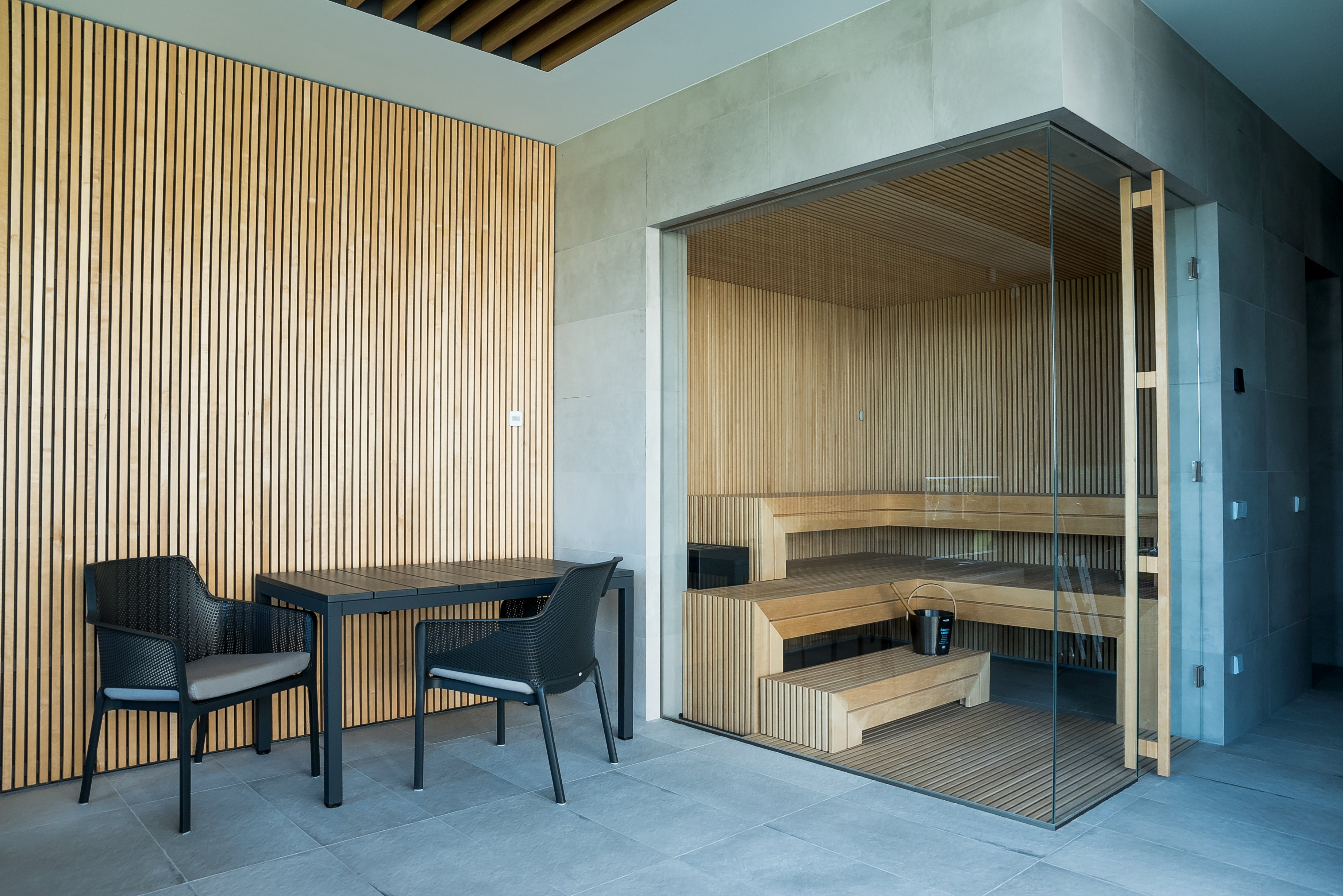 Moderne sauna med dampfunktion og glasfront