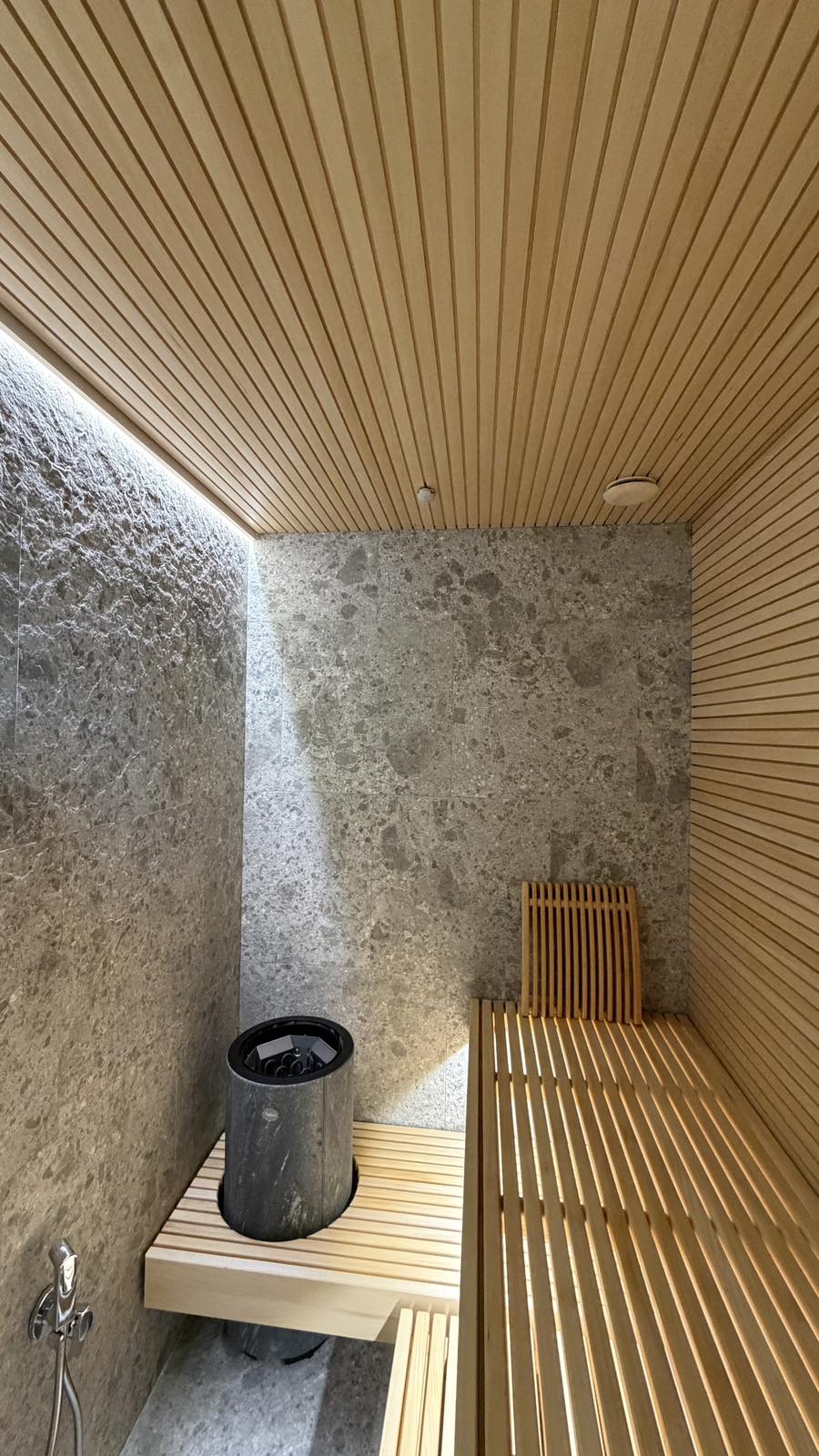 Sauna med træ- og stenfinish