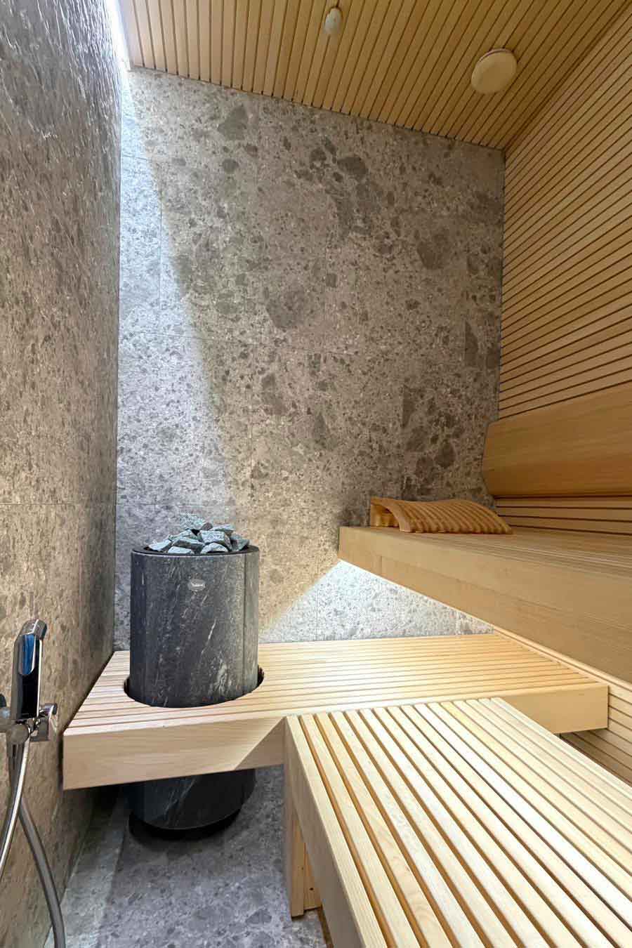 Sauna med træ- og stenfinish