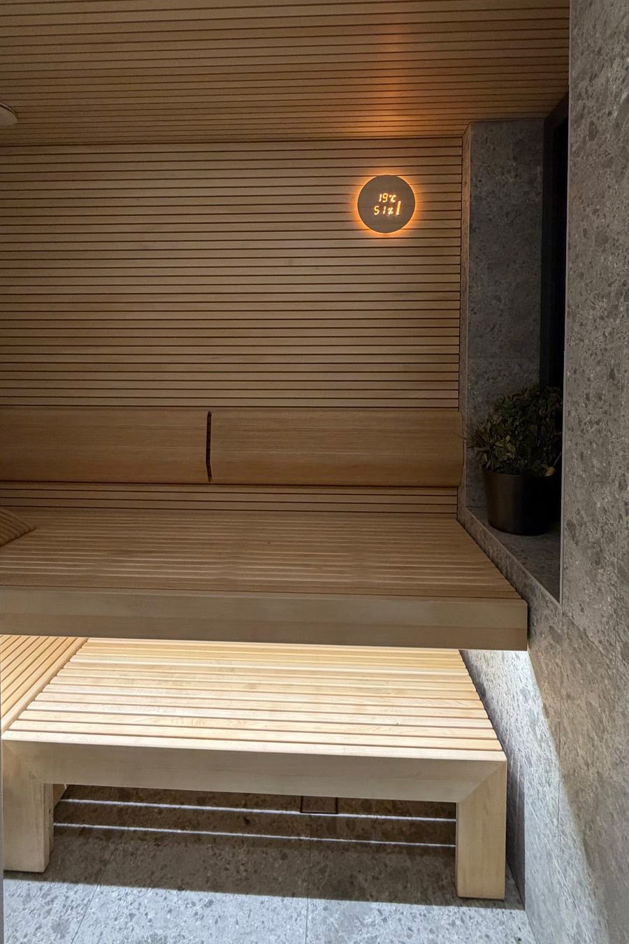 Sauna med træ- og stenfinish