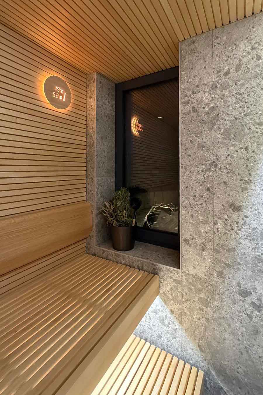 Sauna med træ- og stenfinish
