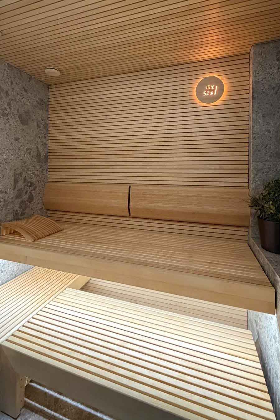 Sauna med træ- og stenfinish