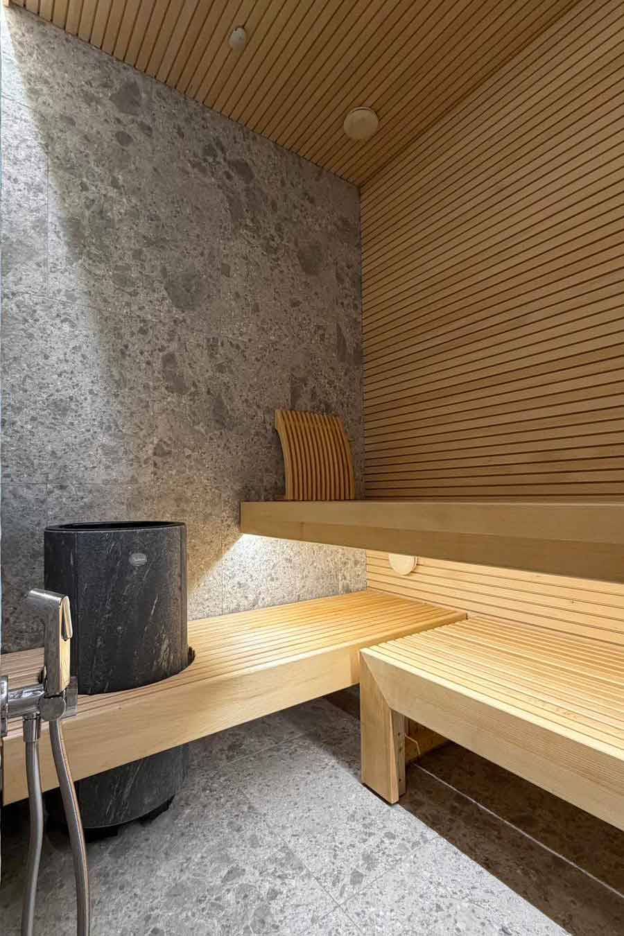Sauna med træ- og stenfinish