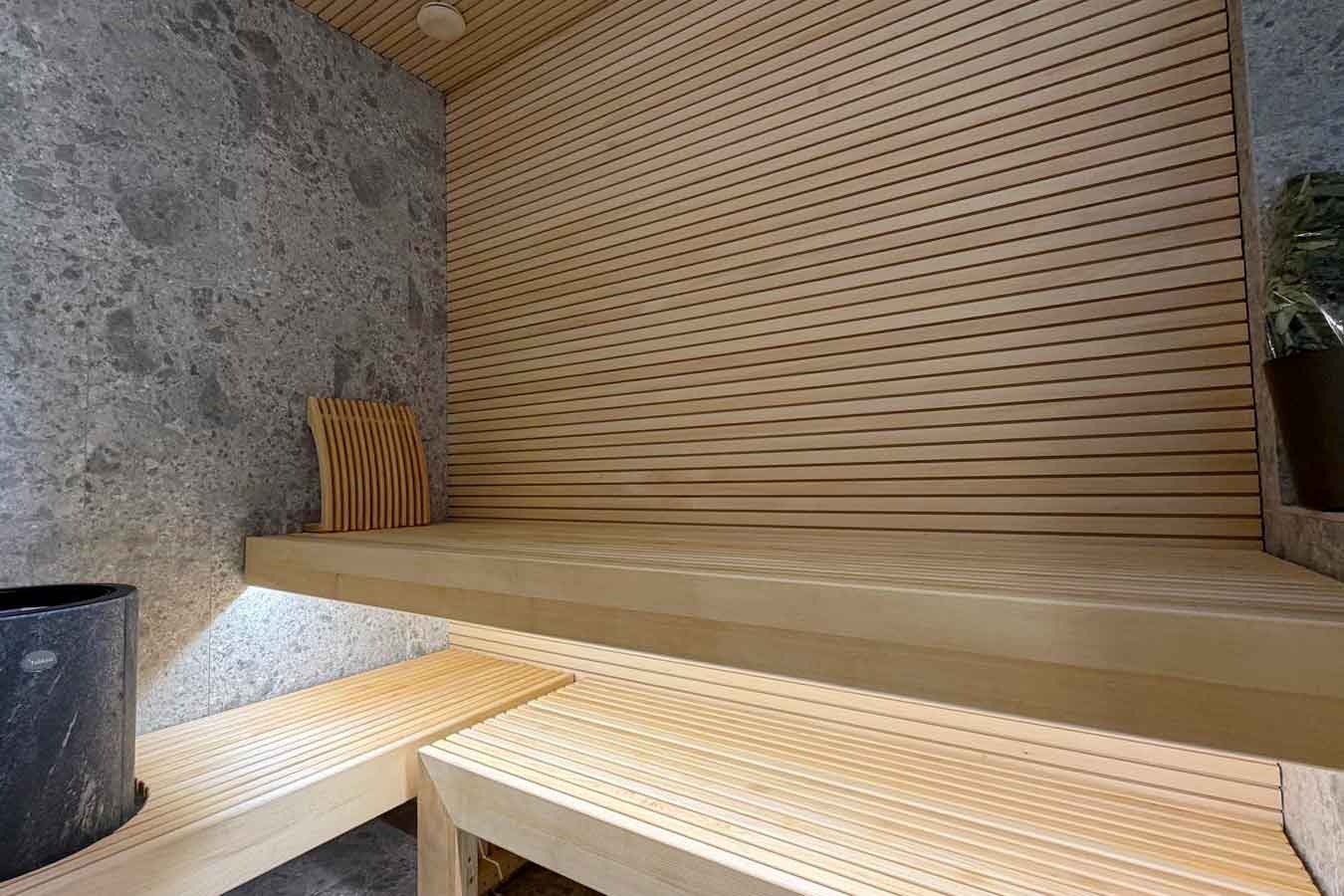 Sauna med træ- og stenfinish