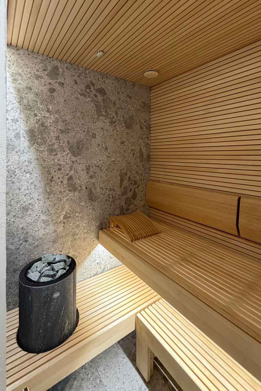 Sauna med træ- og stenfinish