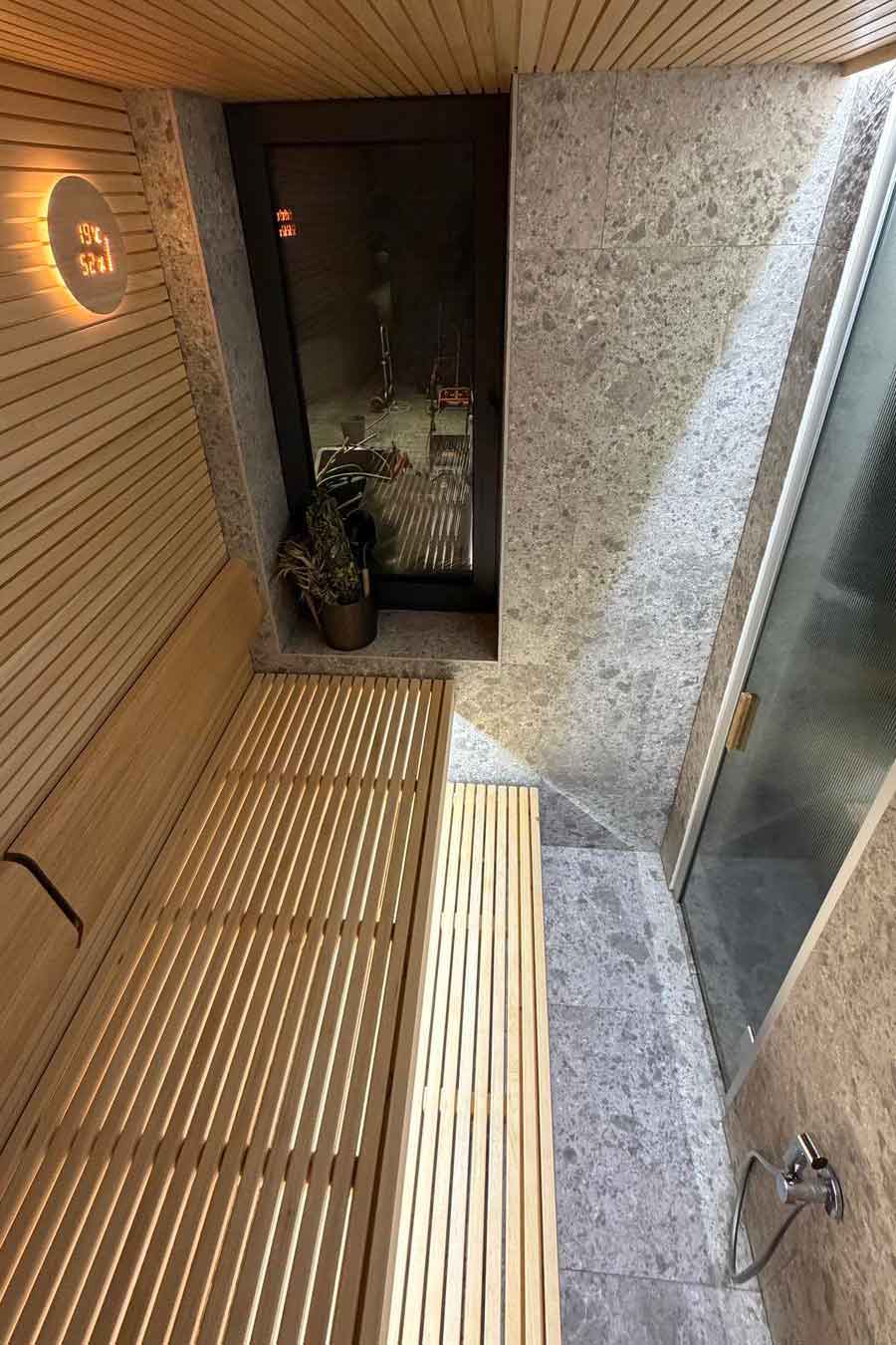 Sauna med træ- og stenfinish