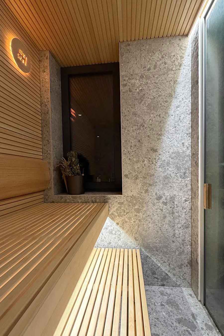 Sauna med træ- og stenfinish